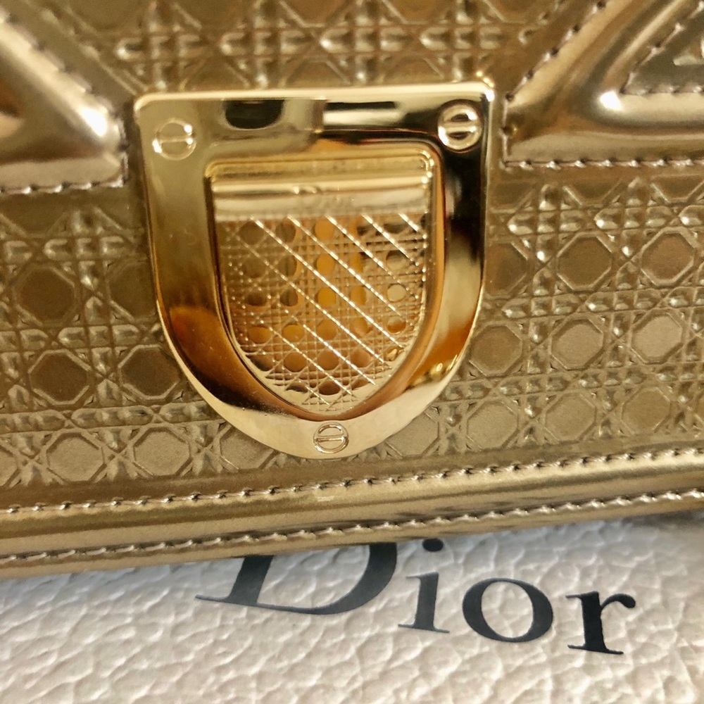 Diorama clutch bag in metallic gold - Picture 5 of 6